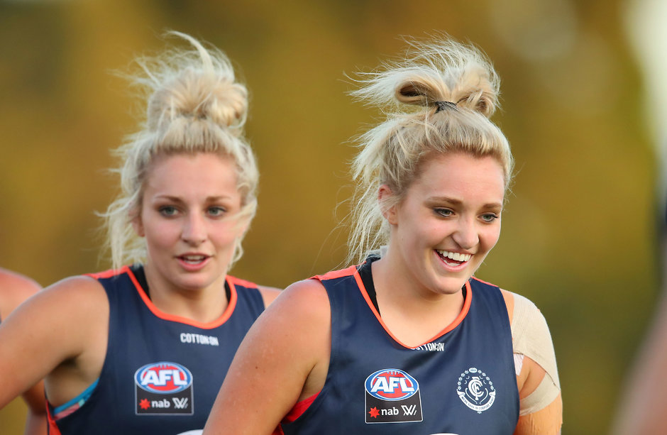 AFLW 2017 Training - Carlton 211117 Jess Hosking (r) with twin sister Sarah at Carlton training - AFL,Carlton Blues,AFLW,Jess Hosking,Sarah Hosking